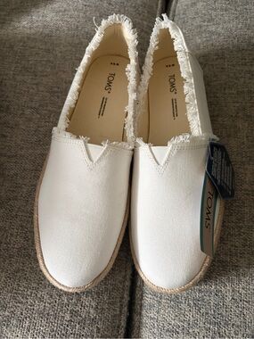 TOMS Women's White Canvas Frayed-Edge Slip On Espadrille